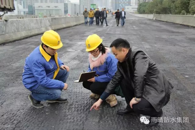雨晴防水李总视察光谷大道施工现场