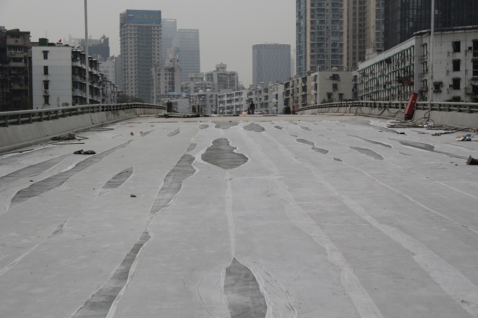 三阳路立交桥雨晴防水施工现场