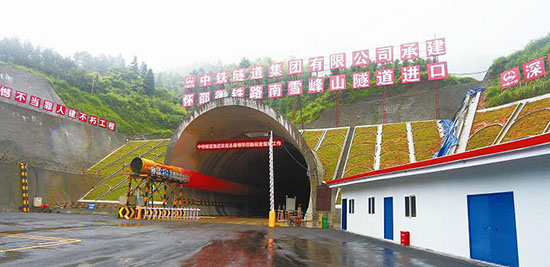 南雪(xuě)峰山(shān)隧道提前实现贯通